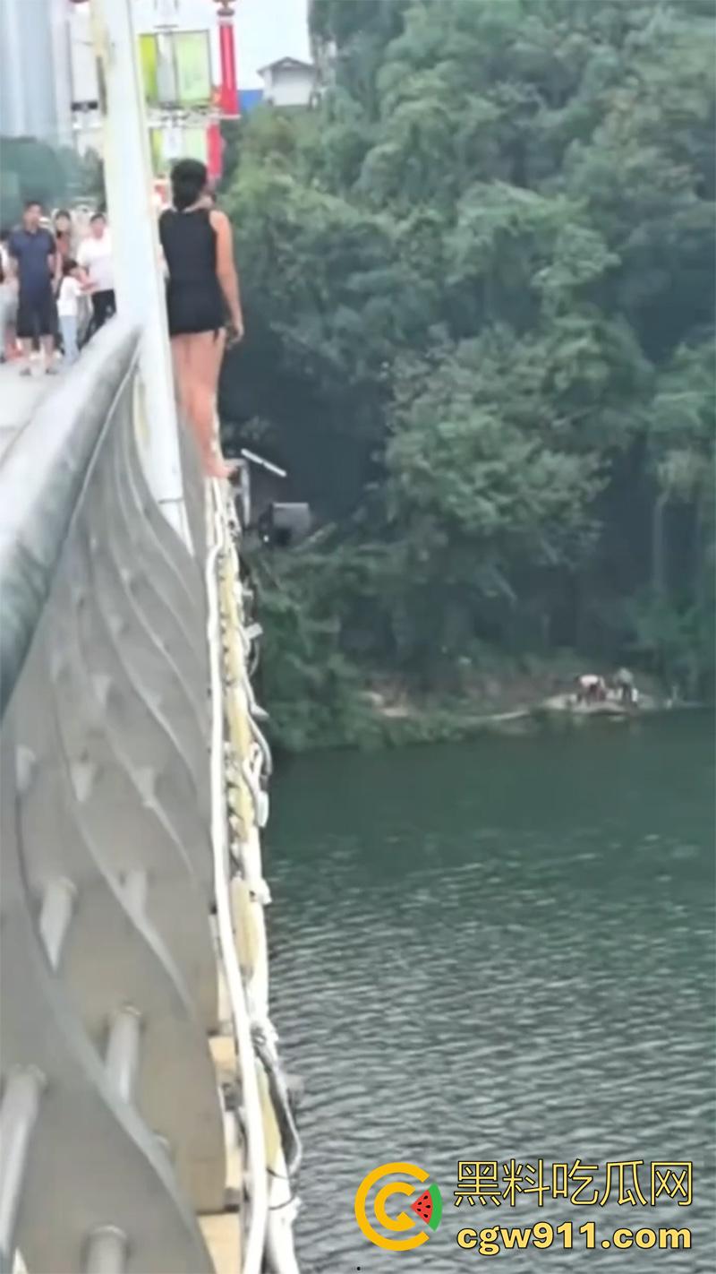 卲阳市新邵县资江二桥，女子被闺蜜出卖，酒后推销给大哥，想不到竟患上艾滋，跳河自杀被垃圾船救起！-1