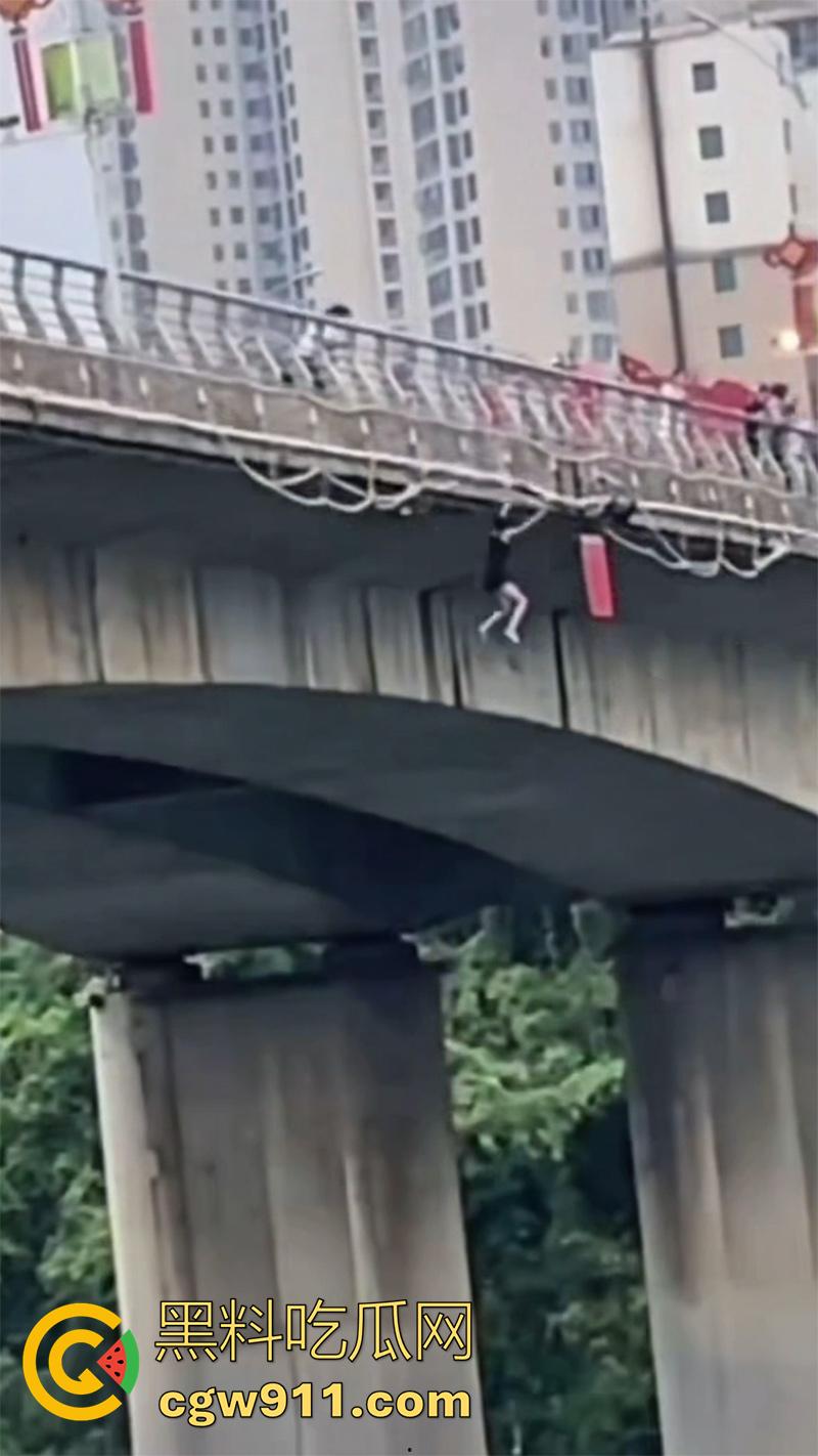 卲阳市新邵县资江二桥，女子被闺蜜出卖，酒后推销给大哥，想不到竟患上艾滋，跳河自杀被垃圾船救起！-4