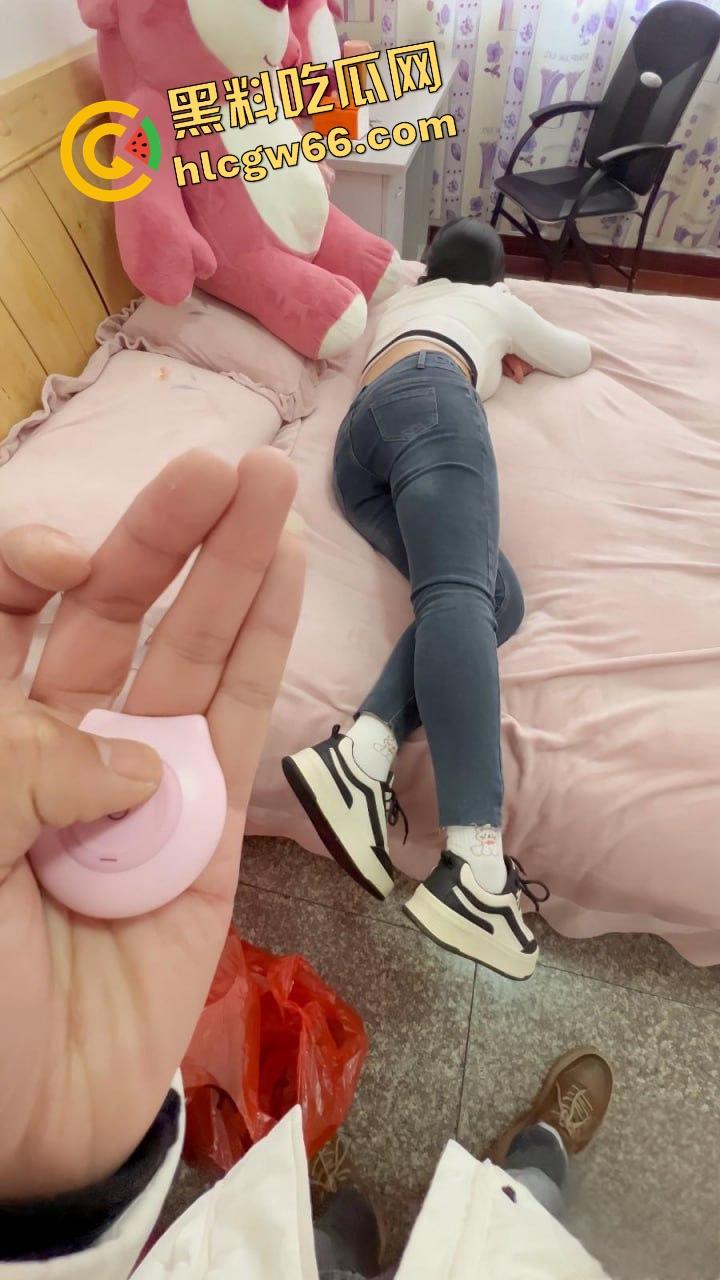 海角精品!姐姐扭臀求操变骚母狗,弟弟憋不住深喉口爆玩弄嫩逼,全裸插到喷精宫颈,海角最浪叫床声!-2