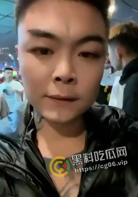 精神小伙哈尔滨斯卡拉迪厅前挑衅!上一秒嚣张至极 下一秒被打成猪头 活该-1