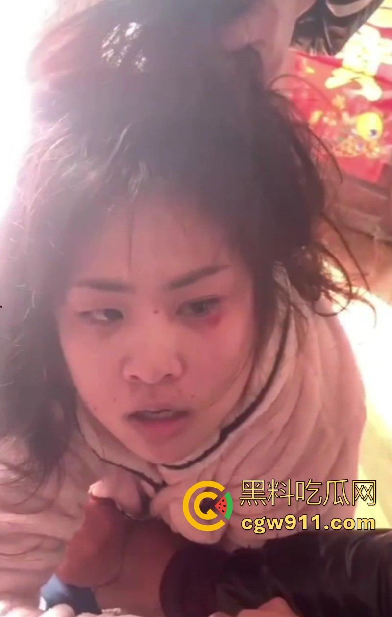 河南洛阳奸夫竟带小三回家偷情,真是猖狂到了极致,被原配携亲友团扒裤子围殴痛扁,嚣张的小三满脸不忿!-4