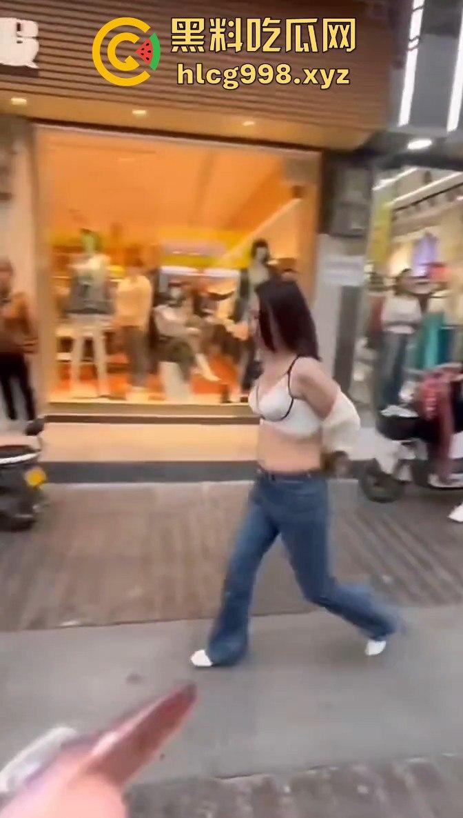 渭南小仙女外卖超时发疯大作!骑手成了无辜炮灰摔外卖不够,街头脱衣撒泼场面辣眼睛!-3