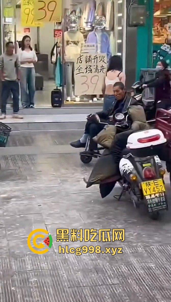 渭南小仙女外卖超时发疯大作!骑手成了无辜炮灰摔外卖不够,街头脱衣撒泼场面辣眼睛!-4