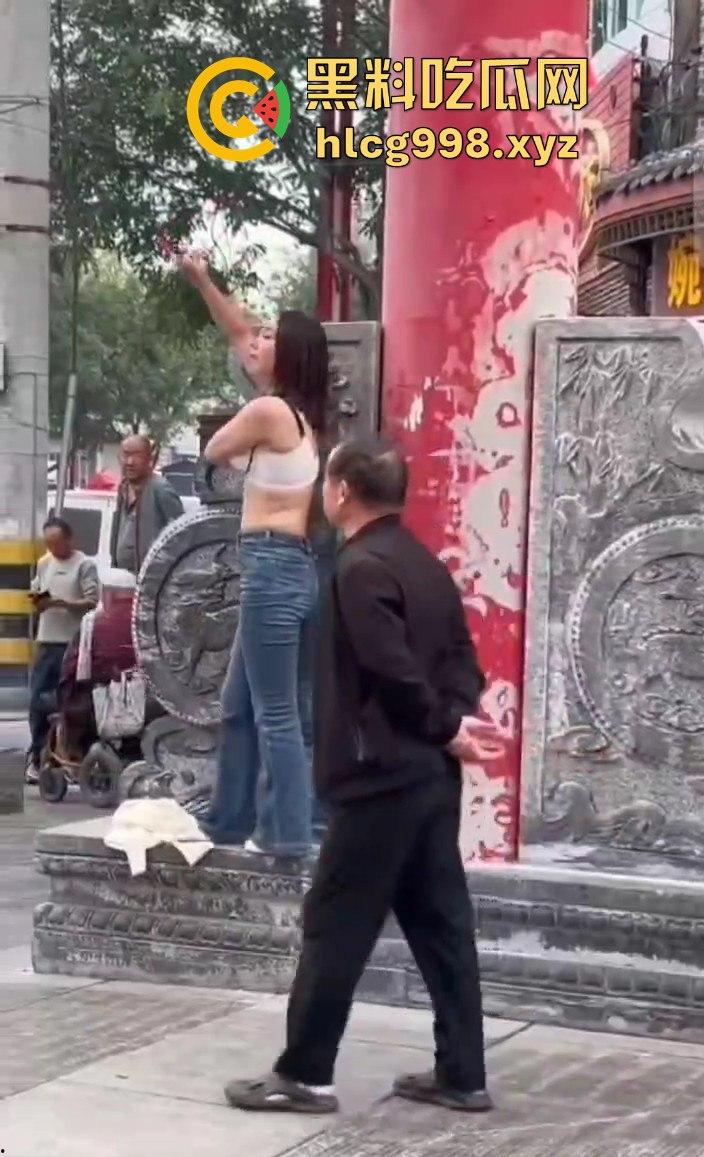 渭南小仙女外卖超时发疯大作!骑手成了无辜炮灰摔外卖不够,街头脱衣撒泼场面辣眼睛!-6