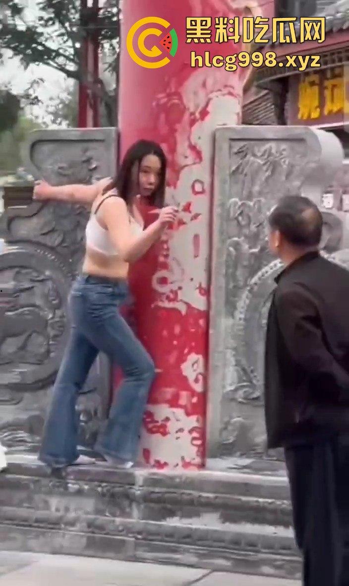 渭南小仙女外卖超时发疯大作!骑手成了无辜炮灰摔外卖不够,街头脱衣撒泼场面辣眼睛!-8
