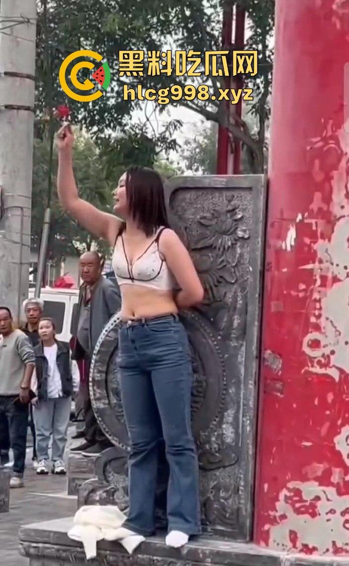 渭南小仙女外卖超时发疯大作!骑手成了无辜炮灰摔外卖不够,街头脱衣撒泼场面辣眼睛!-9