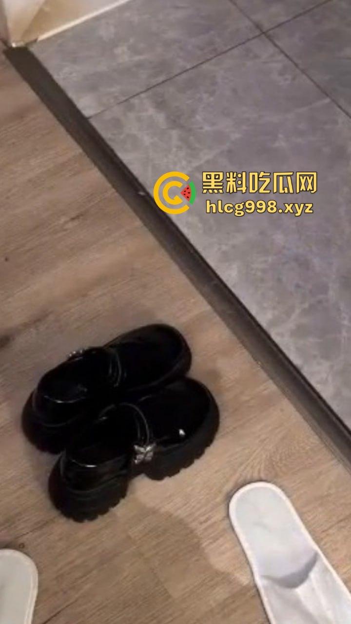 瓜友酒店开房爆操毕业妹子,小穴疼得她求饶!但居然操完跟闺蜜逛街去了,对话简直笑翻!-4