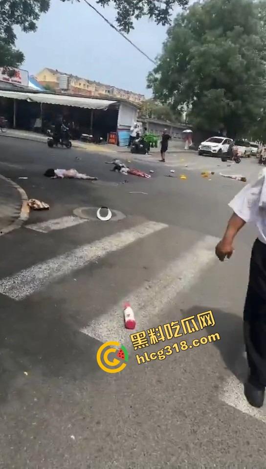北京密云小学门口惊现夺命飞车,司机疯了吗?放学一脚油门冲进娃堆,小学生倒一片!-7