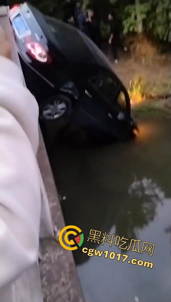 珍爱生命远离女司机!江苏南通北城小学南校区北门,一辆车直冲撞向河里,插在河中央,哎美女这里不能停车!-1