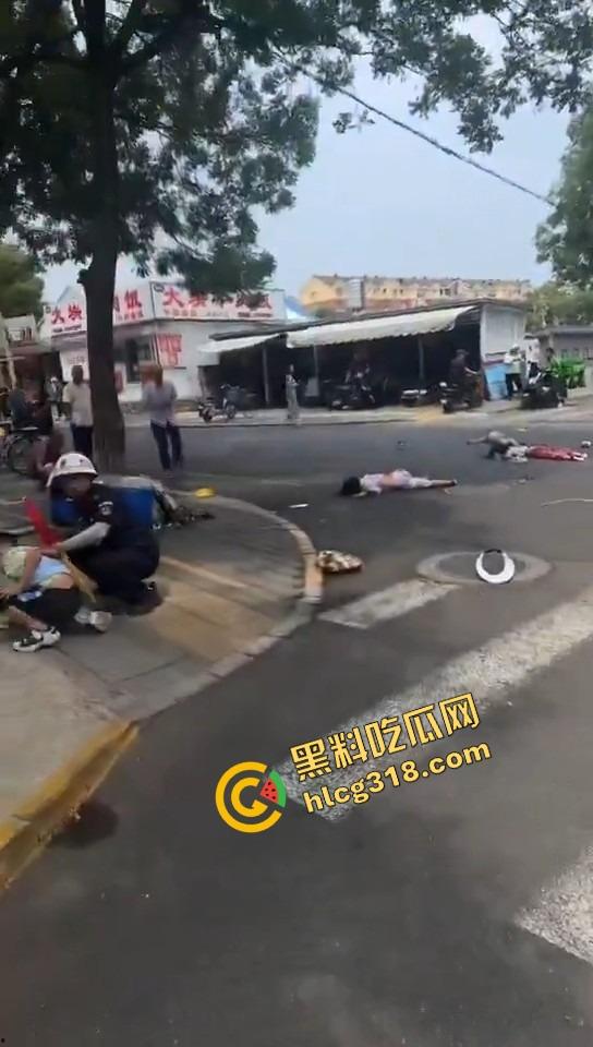 北京密云小学门口惊现夺命飞车,司机疯了吗?放学一脚油门冲进娃堆,小学生倒一片!-8