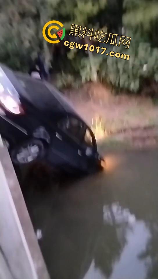 珍爱生命远离女司机!江苏南通北城小学南校区北门,一辆车直冲撞向河里,插在河中央,哎美女这里不能停车!-2