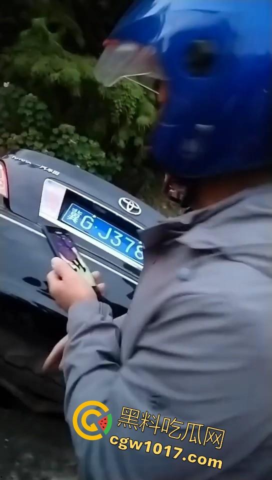 珍爱生命远离女司机!江苏南通北城小学南校区北门,一辆车直冲撞向河里,插在河中央,哎美女这里不能停车!-3