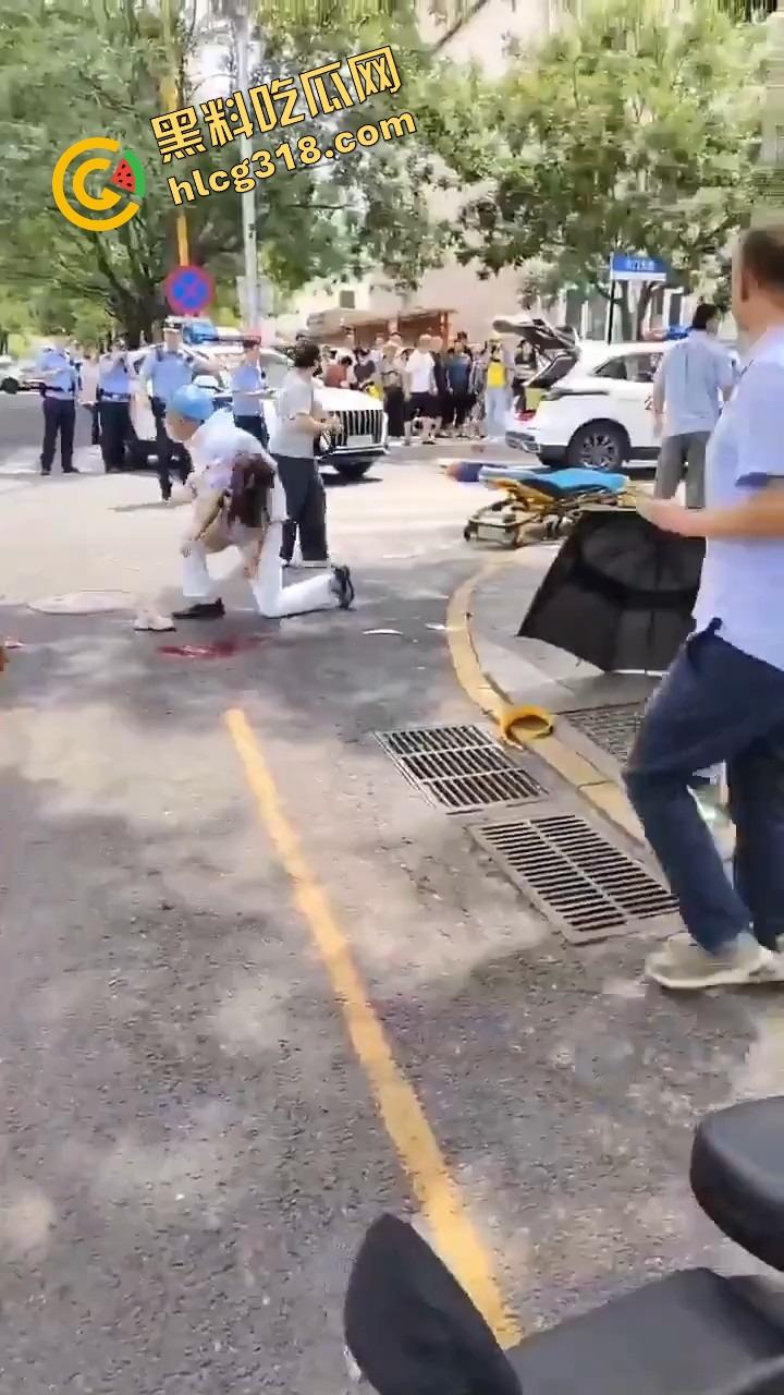 北京密云小学门口惊现夺命飞车,司机疯了吗?放学一脚油门冲进娃堆,小学生倒一片!-9