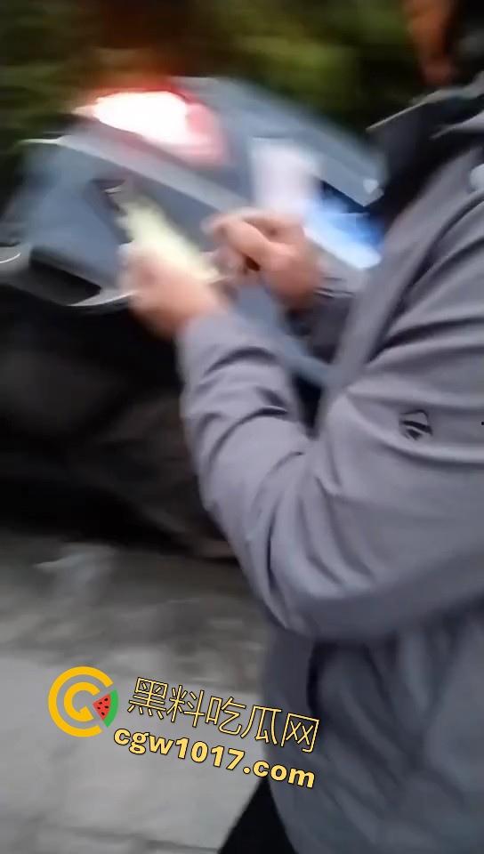 珍爱生命远离女司机!江苏南通北城小学南校区北门,一辆车直冲撞向河里,插在河中央,哎美女这里不能停车!-4