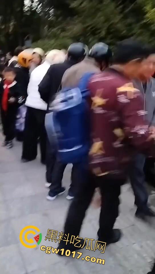 珍爱生命远离女司机!江苏南通北城小学南校区北门,一辆车直冲撞向河里,插在河中央,哎美女这里不能停车!-5