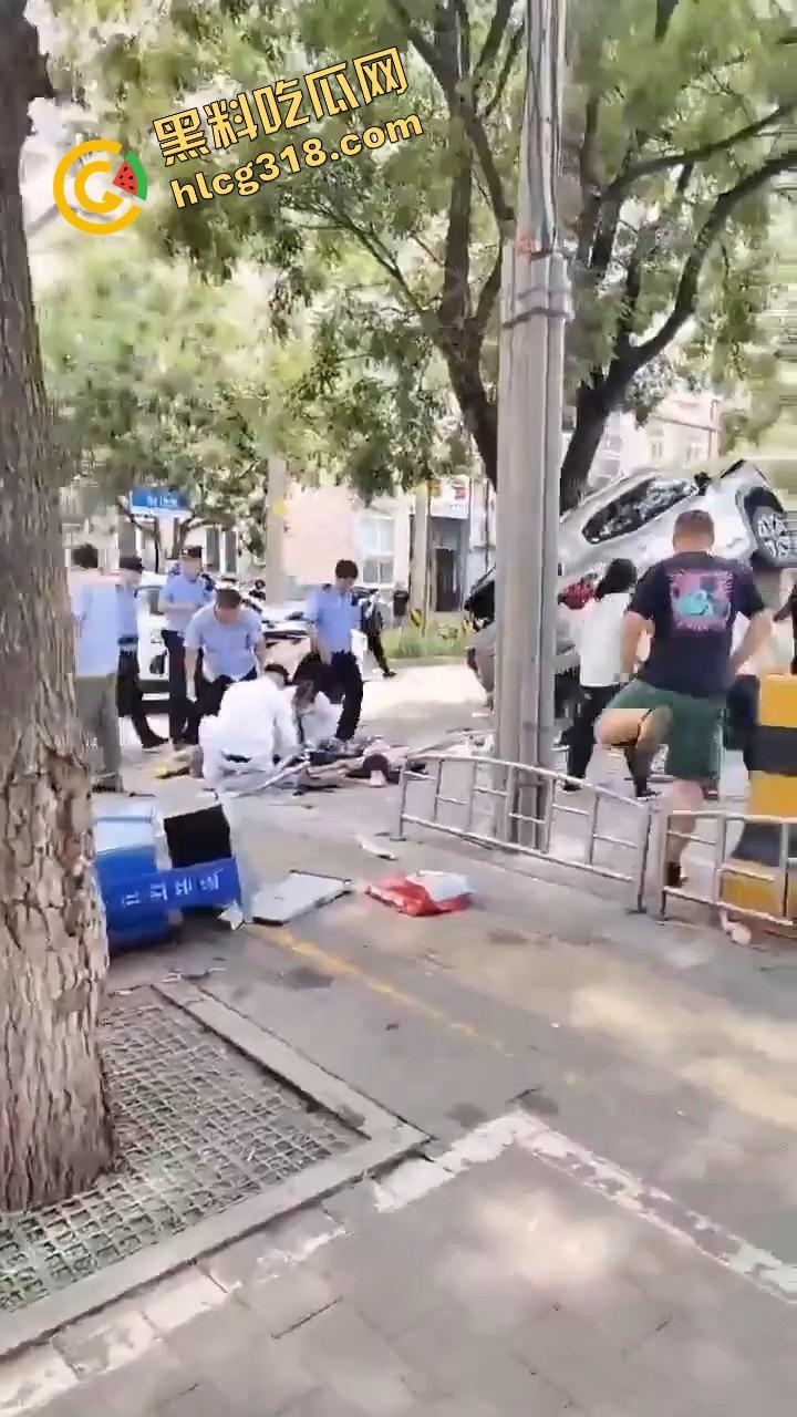 北京密云小学门口惊现夺命飞车,司机疯了吗?放学一脚油门冲进娃堆,小学生倒一片!-10