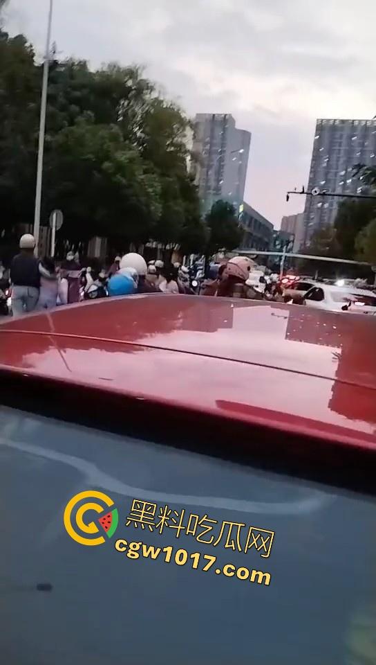 珍爱生命远离女司机!江苏南通北城小学南校区北门,一辆车直冲撞向河里,插在河中央,哎美女这里不能停车!-6