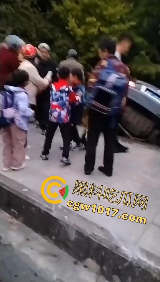 珍爱生命远离女司机!江苏南通北城小学南校区北门,一辆车直冲撞向河里,插在河中央,哎美女这里不能停车!-7