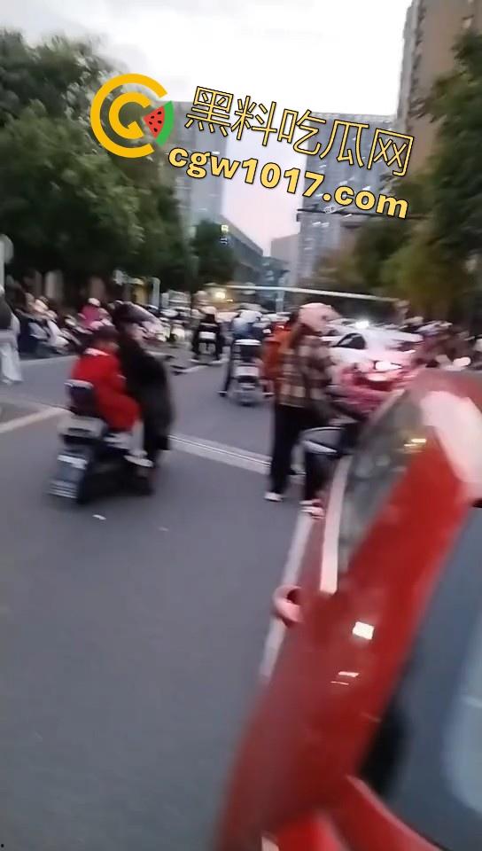 珍爱生命远离女司机!江苏南通北城小学南校区北门,一辆车直冲撞向河里,插在河中央,哎美女这里不能停车!-8