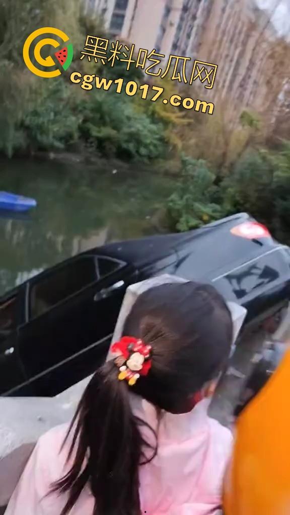 珍爱生命远离女司机!江苏南通北城小学南校区北门,一辆车直冲撞向河里,插在河中央,哎美女这里不能停车!-9