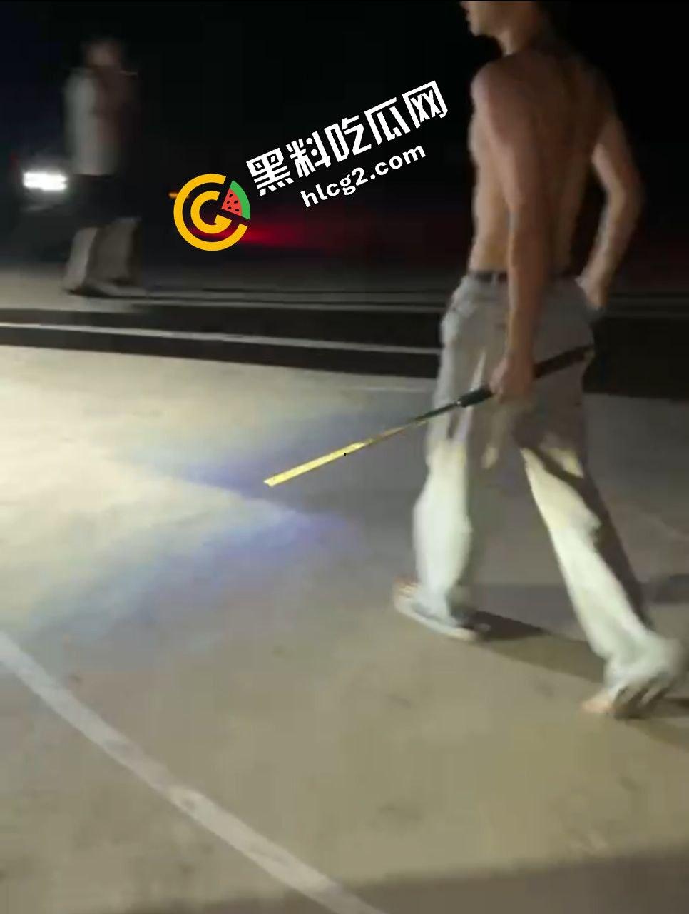 广西南宁精神小伙打架斗殴 铁棍抽打黄毛头 狂砸小毛驴 头破血流后仓皇逃走-3