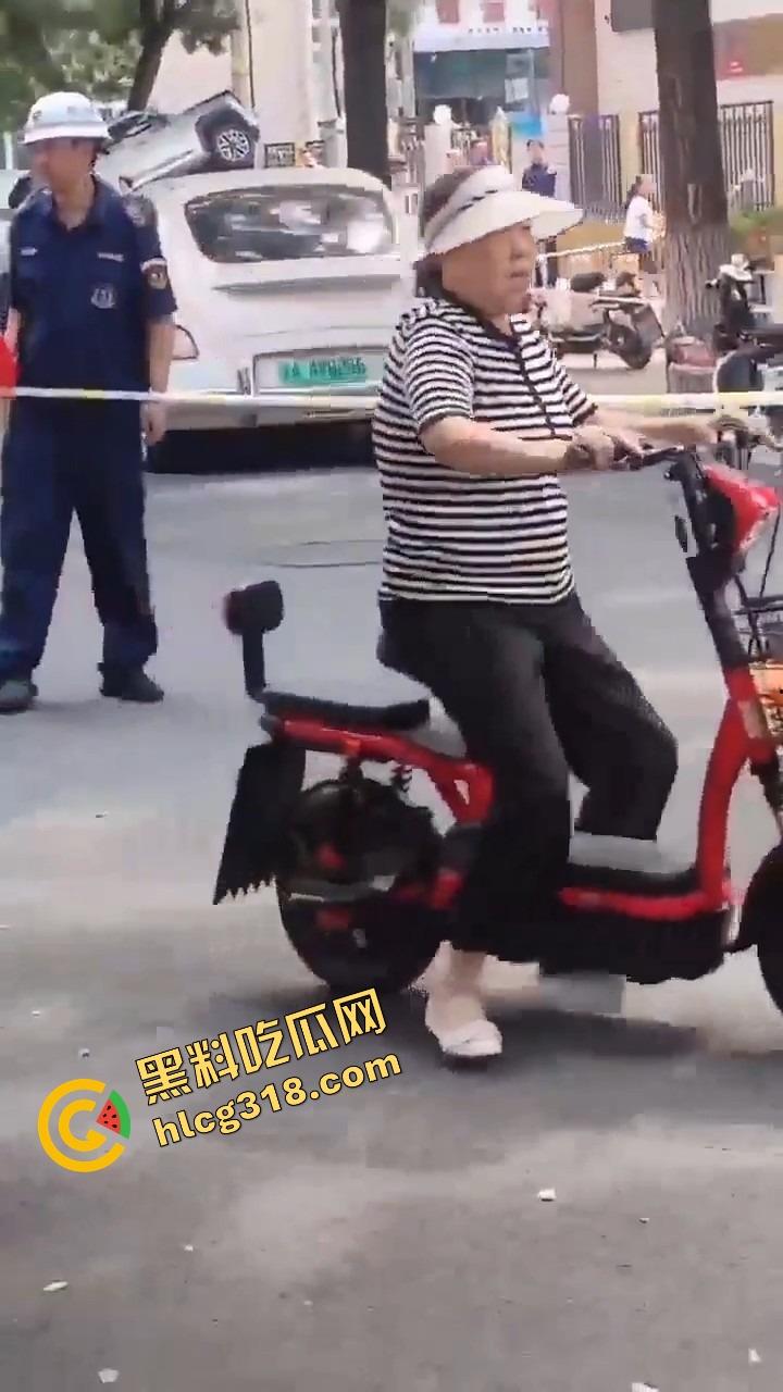 北京密云小学门口惊现夺命飞车,司机疯了吗?放学一脚油门冲进娃堆,小学生倒一片!-14