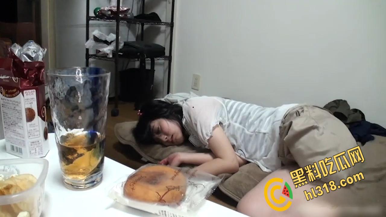 清纯短发学生妹寄宿叔叔家,惨遭大叔PUA灌醉,带回出租屋无套内射,粉嫩处女就这样被糟蹋了 !-2