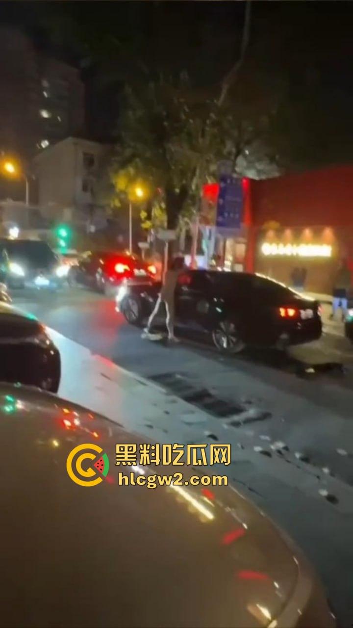 裸男拦车日钢板 黑色汽车成泄欲对象,围观群众笑到胃抽筋, 他是金刚钻转世吧?真TM钢板日穿郎!-4