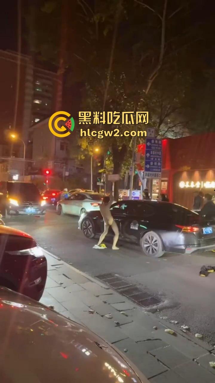 裸男拦车日钢板 黑色汽车成泄欲对象,围观群众笑到胃抽筋, 他是金刚钻转世吧?真TM钢板日穿郎!-6