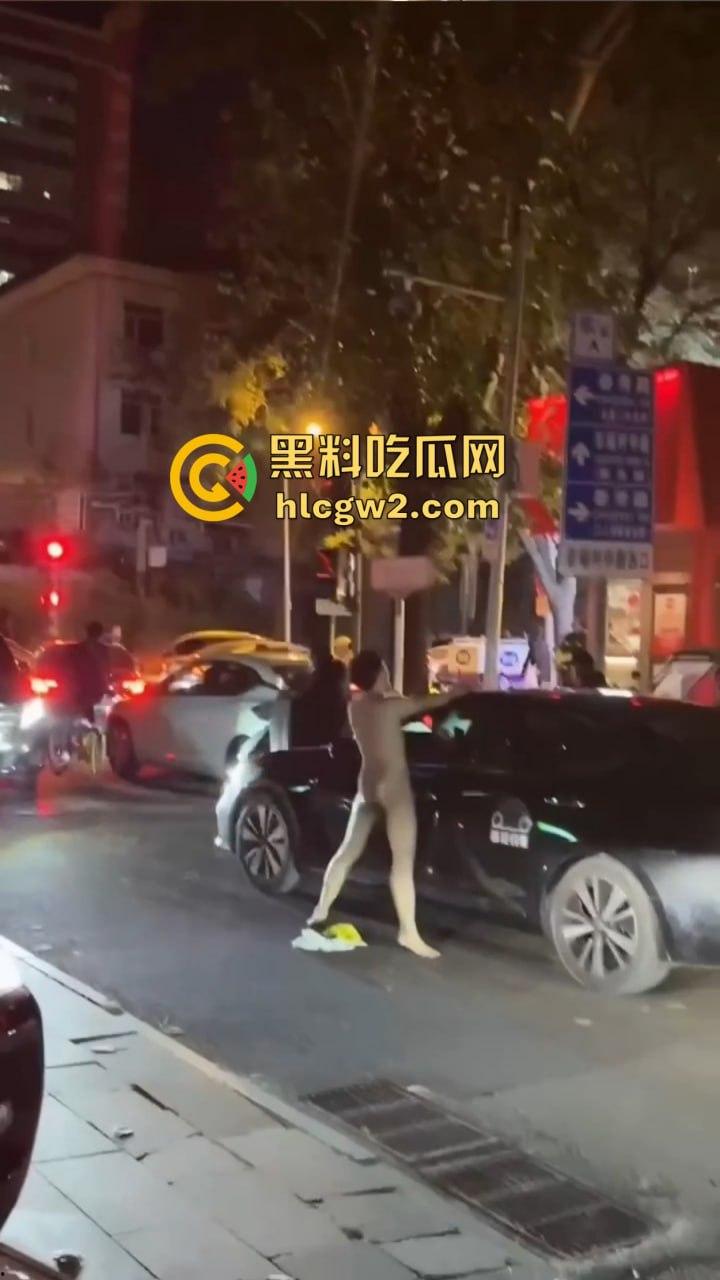裸男拦车日钢板 黑色汽车成泄欲对象,围观群众笑到胃抽筋, 他是金刚钻转世吧?真TM钢板日穿郎!-7