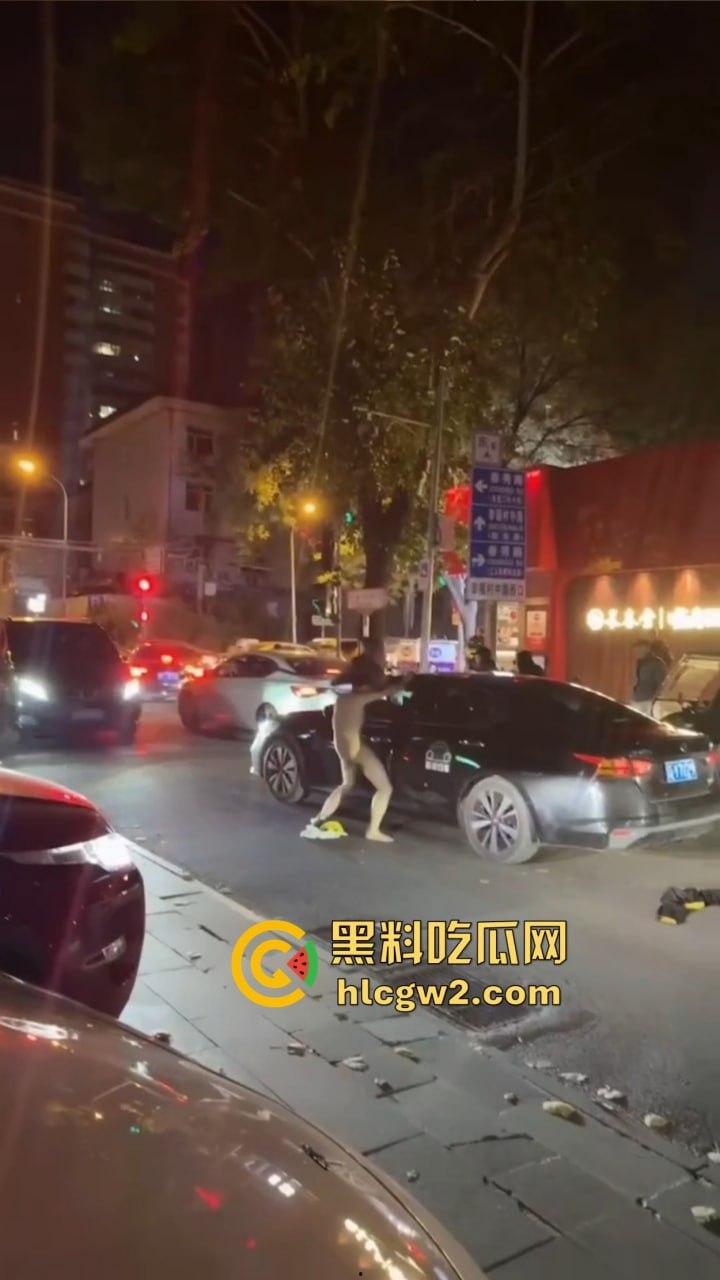 裸男拦车日钢板 黑色汽车成泄欲对象,围观群众笑到胃抽筋, 他是金刚钻转世吧?真TM钢板日穿郎!-8