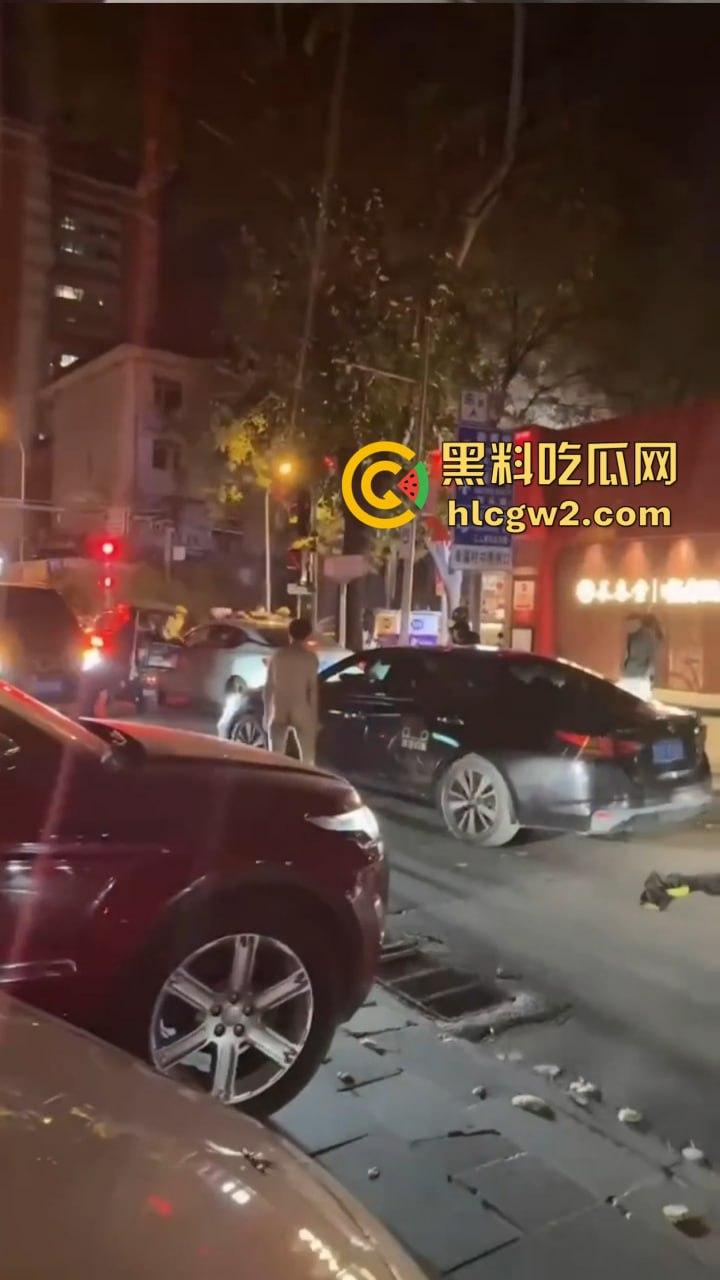 裸男拦车日钢板 黑色汽车成泄欲对象,围观群众笑到胃抽筋, 他是金刚钻转世吧?真TM钢板日穿郎!-10