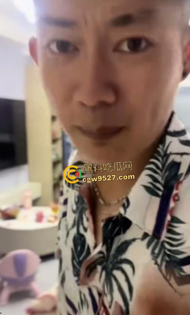 女网友自曝7年婚姻老公出轨!客厅吵架砸东西,吼女儿“爸爸不要你”,全网怒喷活该老公出轨!-5