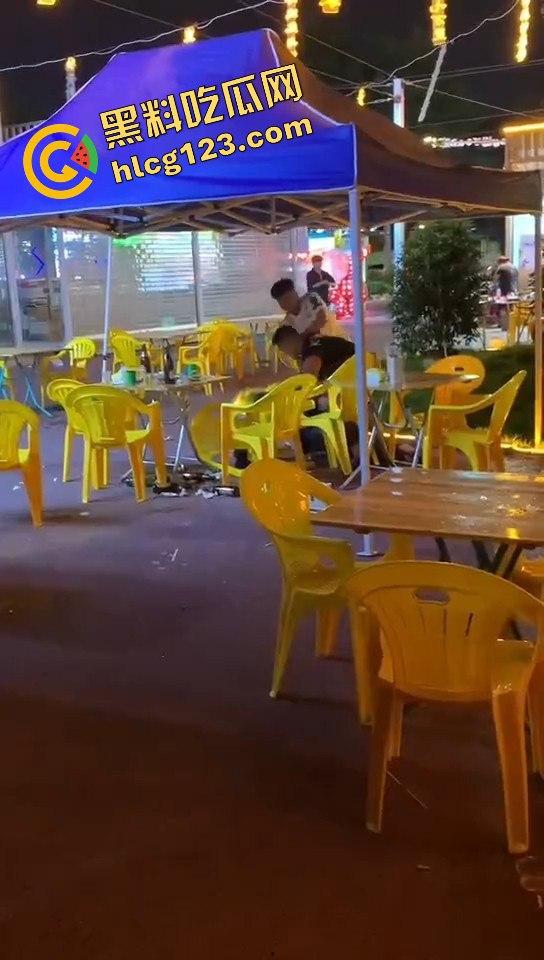 又菜又爱装!厦门夜市惨案:带妹口嗨被暴揍,健身男一脚踹飞小妹,烟头直接灭头上!-3