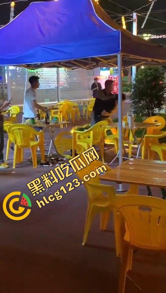 又菜又爱装!厦门夜市惨案:带妹口嗨被暴揍,健身男一脚踹飞小妹,烟头直接灭头上!-9