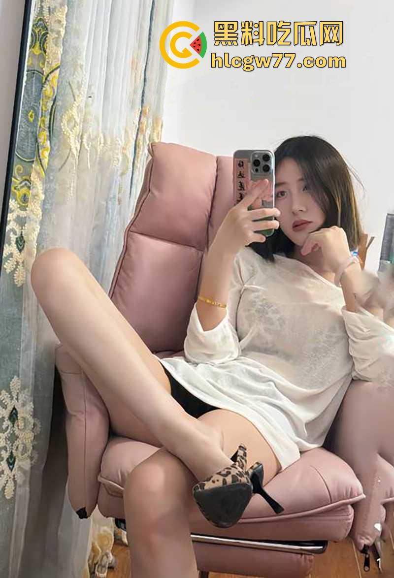 抖音网红【侯飞飞】裸聊视频泄漏 清纯少女竟被金主后入猛干 露脸骚聊揉穴自慰 反差爆棚!-8