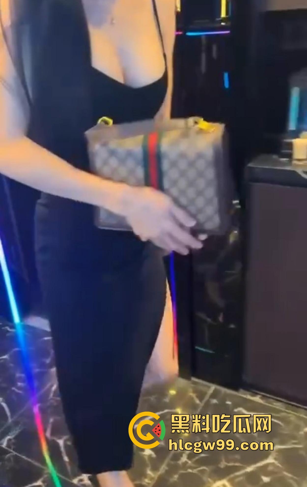 什么地方让你忘掉烦恼?酒不醉人自醉,聊天还能顺便射在大腿上,掏胸给你看还不报警,真是致富的终极动力!-11