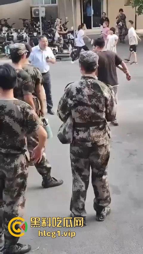 军训压力大？河南大学软件学院大三生宿舍爆发持刀大战,宿舍变修罗场！-5