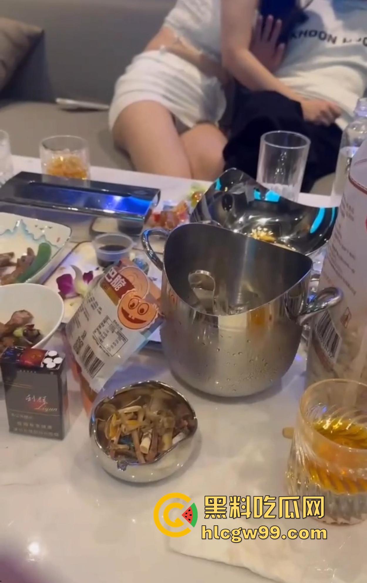 什么地方让你忘掉烦恼?酒不醉人自醉,聊天还能顺便射在大腿上,掏胸给你看还不报警,真是致富的终极动力!-12