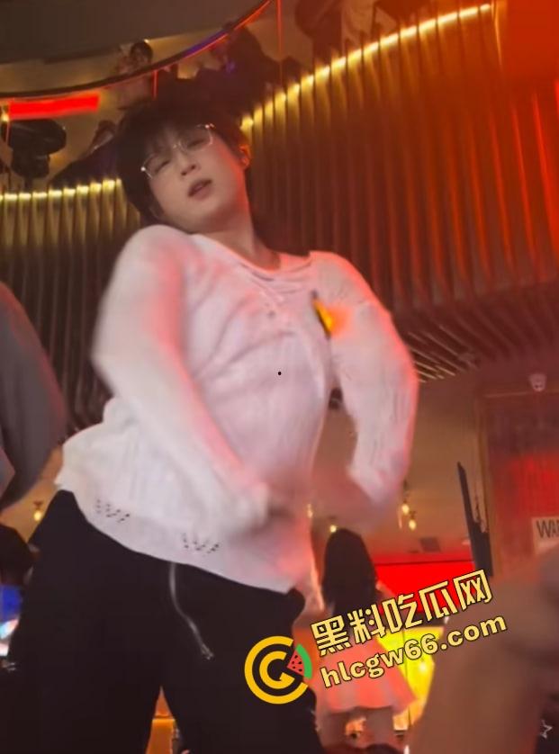 长沙春天夜店姐姐们爆玩男模,腹肌热舞搔到湿,小仙女们轮流上手,今晚不射都难!-2