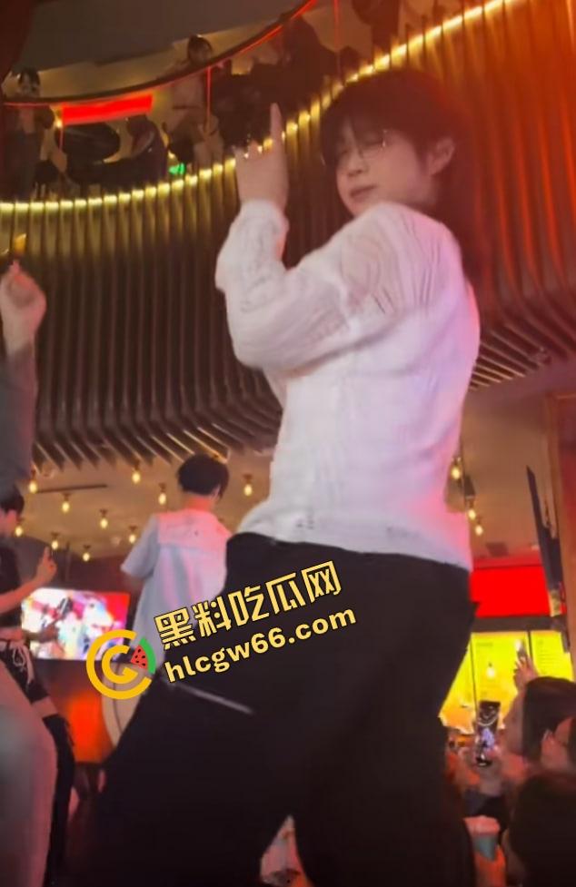 长沙春天夜店姐姐们爆玩男模,腹肌热舞搔到湿,小仙女们轮流上手,今晚不射都难!-4