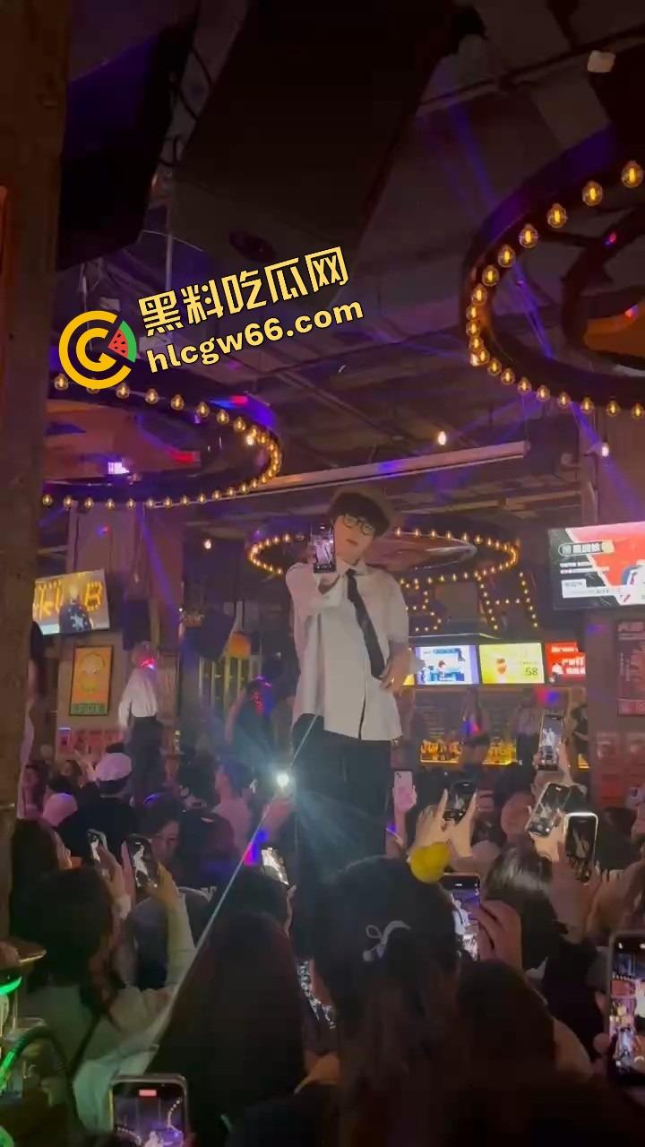 长沙春天夜店姐姐们爆玩男模,腹肌热舞搔到湿,小仙女们轮流上手,今晚不射都难!-6