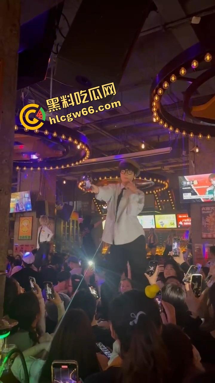 长沙春天夜店姐姐们爆玩男模,腹肌热舞搔到湿,小仙女们轮流上手,今晚不射都难!-7