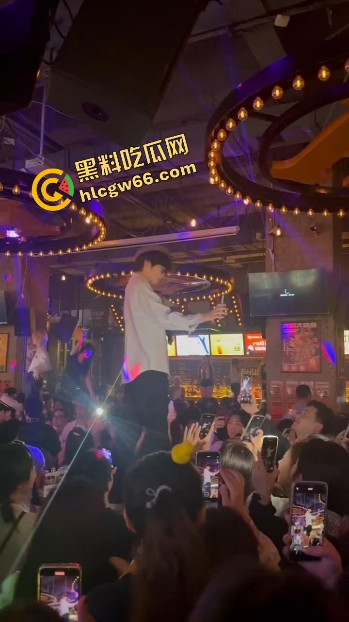 长沙春天夜店姐姐们爆玩男模,腹肌热舞搔到湿,小仙女们轮流上手,今晚不射都难!-8