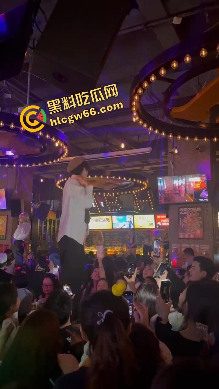 长沙春天夜店姐姐们爆玩男模,腹肌热舞搔到湿,小仙女们轮流上手,今晚不射都难!-9