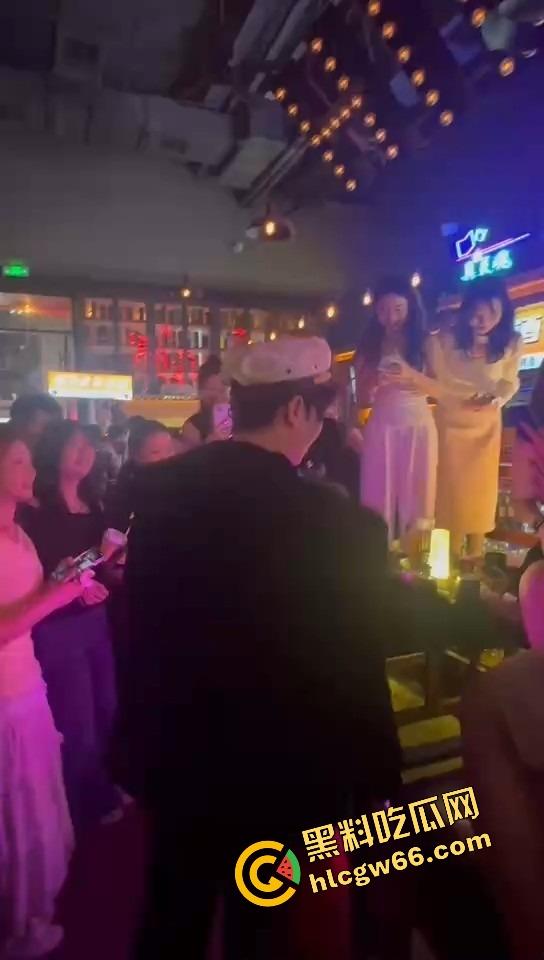 长沙春天夜店姐姐们爆玩男模,腹肌热舞搔到湿,小仙女们轮流上手,今晚不射都难!-10