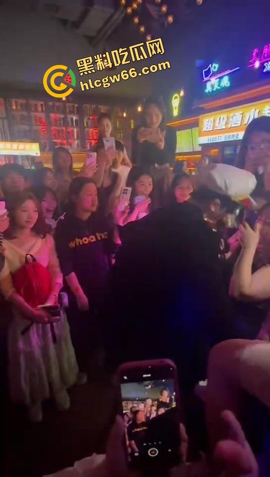 长沙春天夜店姐姐们爆玩男模,腹肌热舞搔到湿,小仙女们轮流上手,今晚不射都难!-11