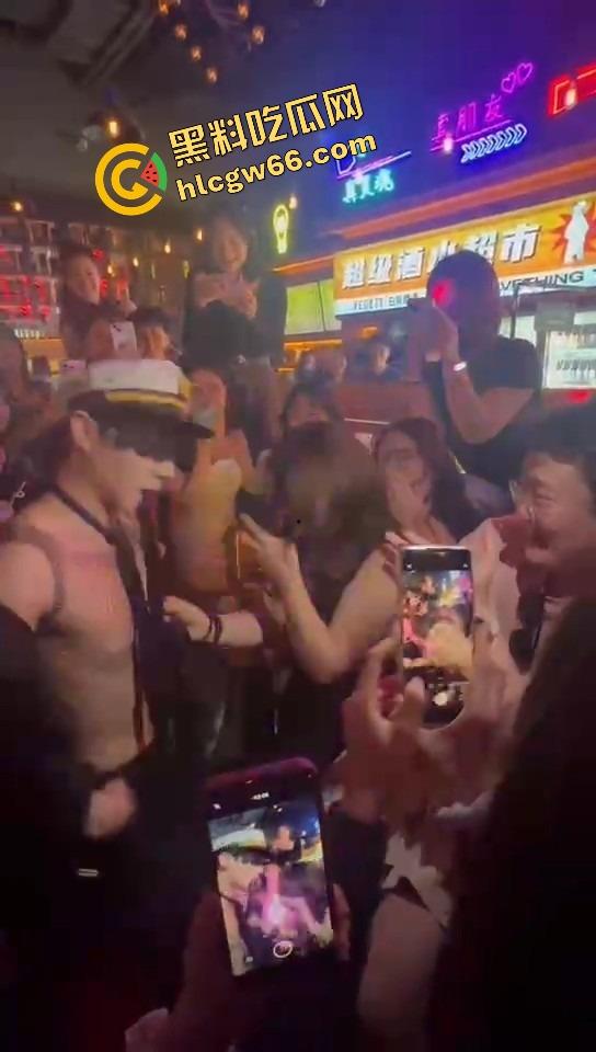 长沙春天夜店姐姐们爆玩男模,腹肌热舞搔到湿,小仙女们轮流上手,今晚不射都难!-12