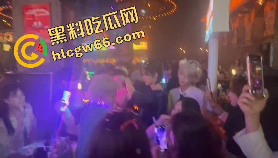 长沙春天夜店姐姐们爆玩男模,腹肌热舞搔到湿,小仙女们轮流上手,今晚不射都难!-16