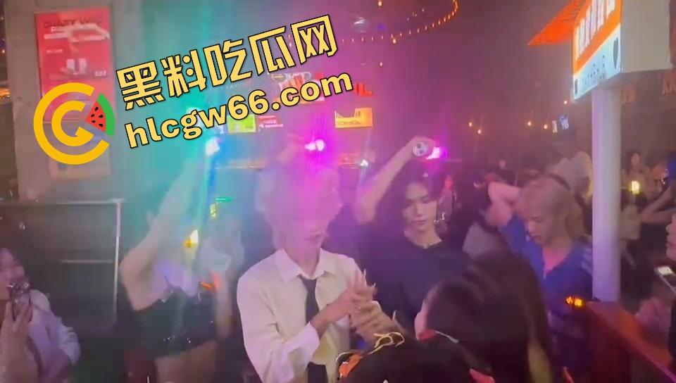 长沙春天夜店姐姐们爆玩男模,腹肌热舞搔到湿,小仙女们轮流上手,今晚不射都难!-18